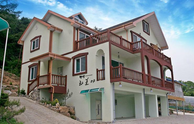 Lahoya Pension Чхунчхон Екстер'єр фото